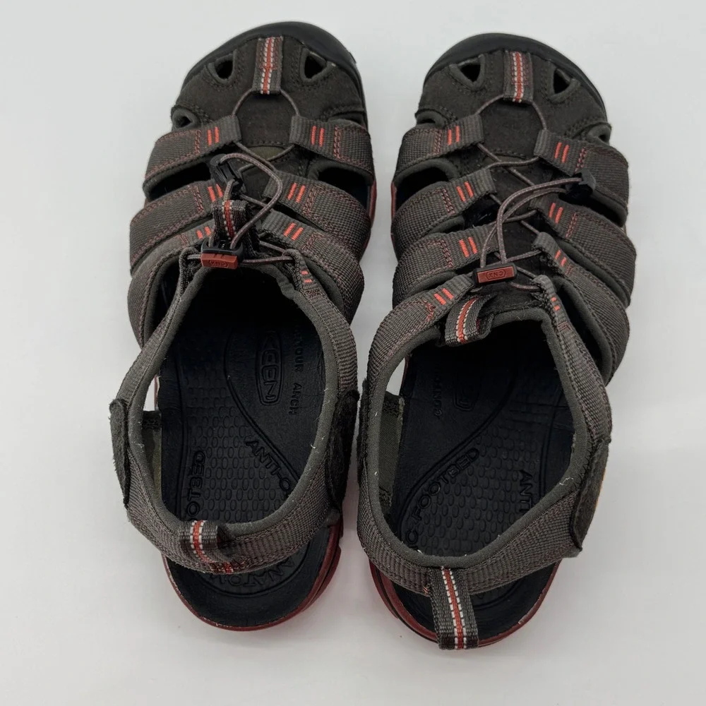 KEEN Clearwater CNX Sandals Mens 9 Hiking Water Shoes Gorpcore Outdoor Granola